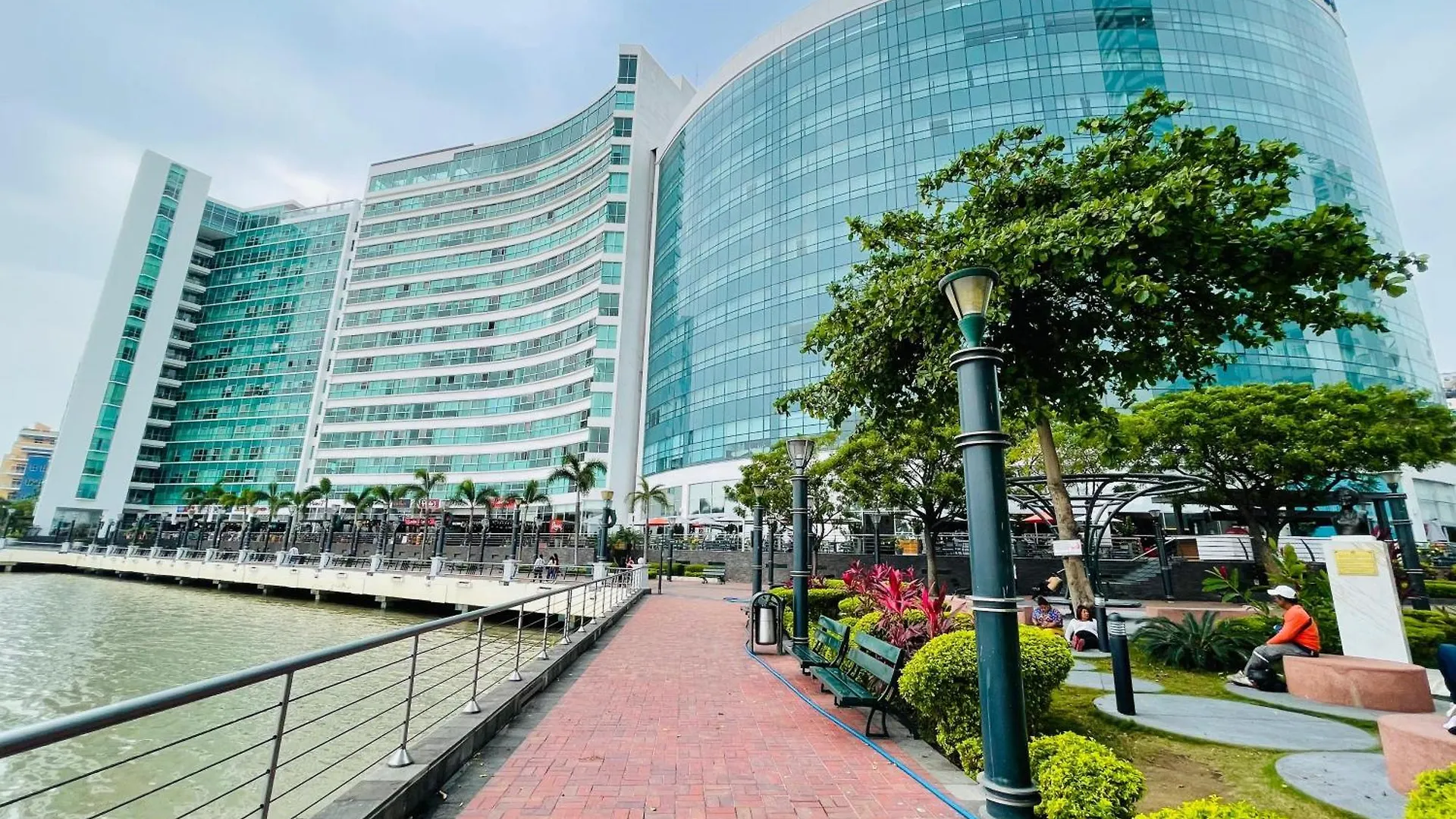 Suite Riverfront Puerto Santa Ana Γκουαγιακίλ 0*,