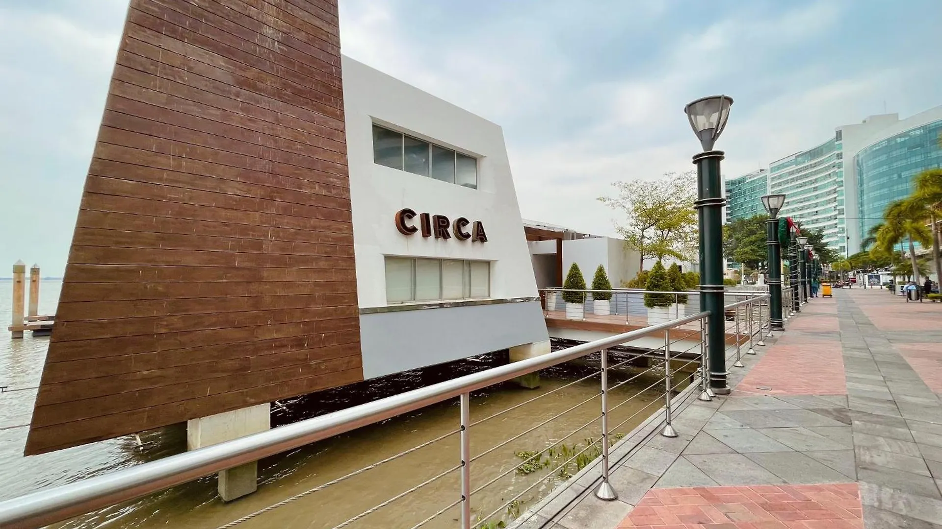 Ξενοδοχείο με διαμερίσματα Suite Riverfront Puerto Santa Ana Γκουαγιακίλ